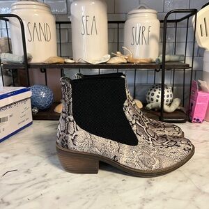 Boutique Corkys Chic Snakeskin Ankle Boots size 8 NWOT